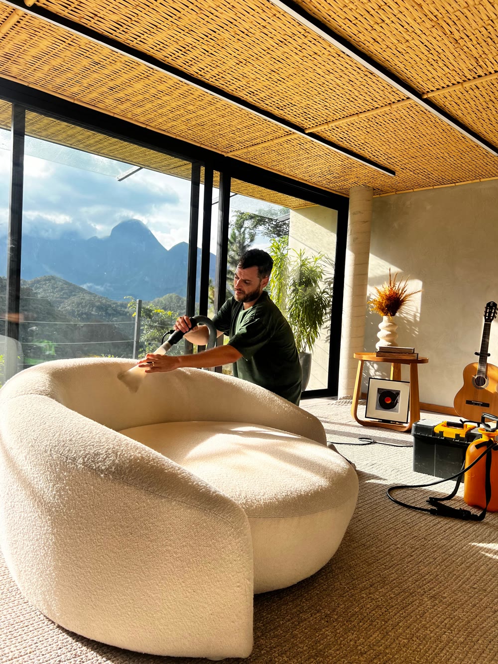 Ambiente de alto padrão com sofá de design e vista para as montanhas do Rio